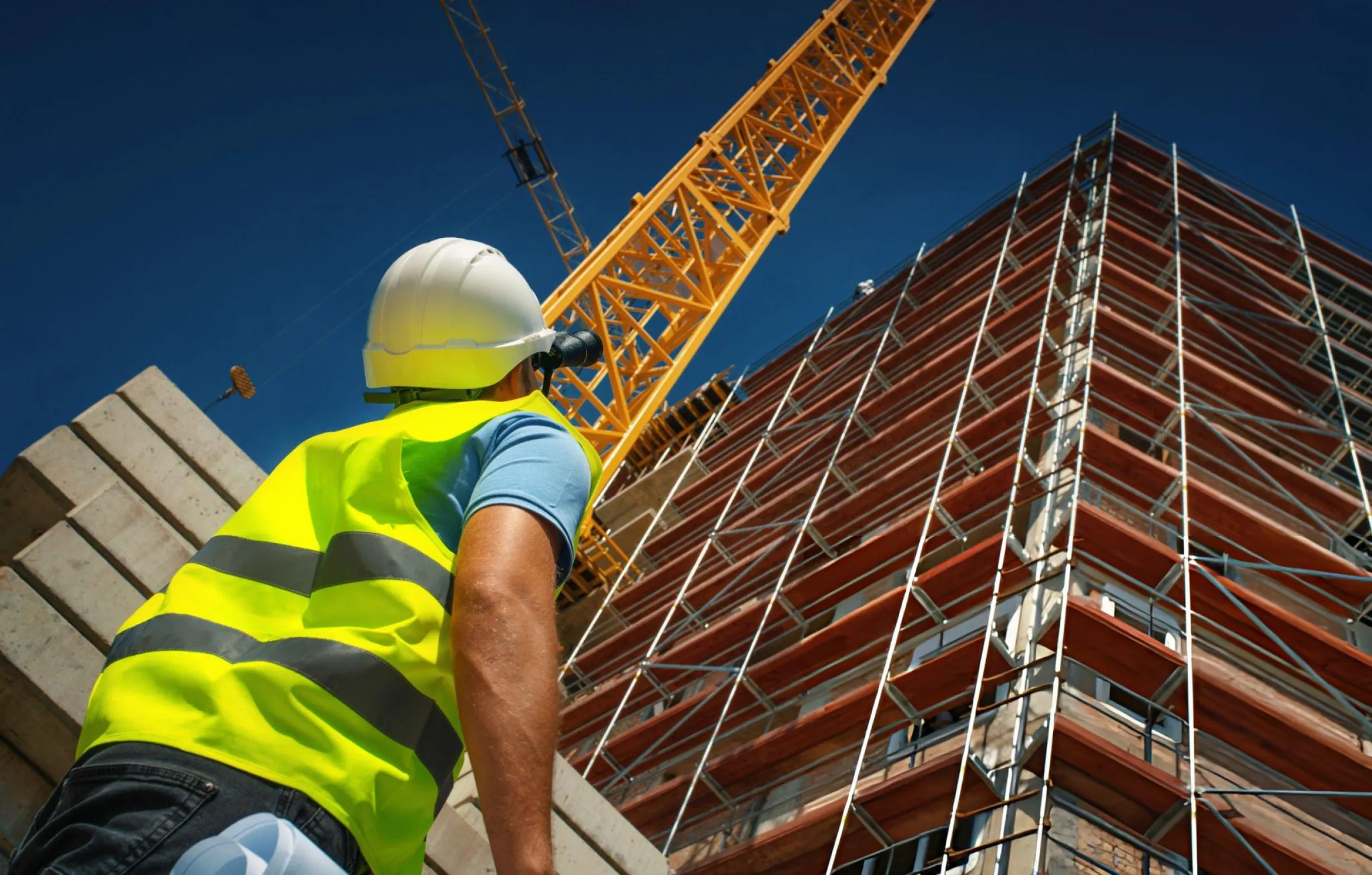 Adjustable steel construction prop with locking pin for scaffolding support